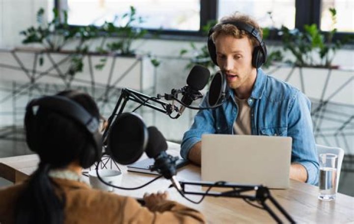 How do I listen to a podcast on Windows?