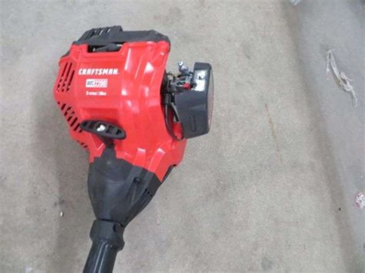 How do you start a gas string trimmer?