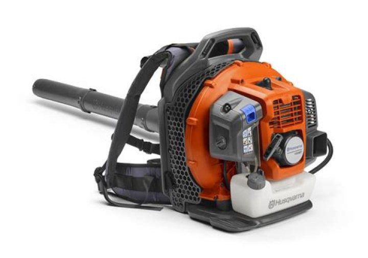 How do you use a backpack leaf blower?