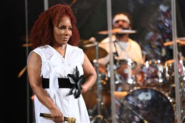 How tall is the singer Stephanie Mills?