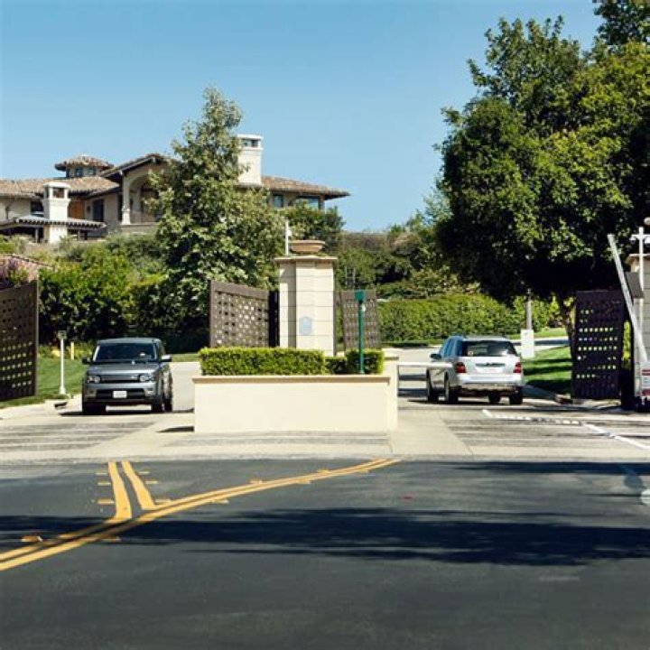 What celebs live in Calabasas?