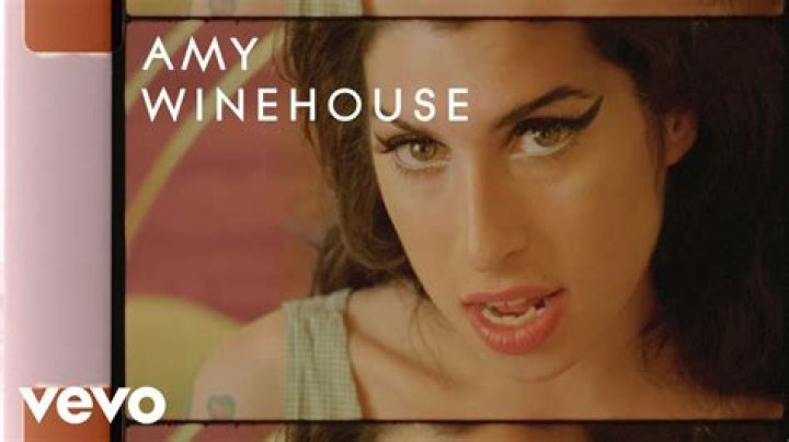 What style of music does Amy Winehouse sing?